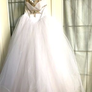 Fashionable white wedding dress